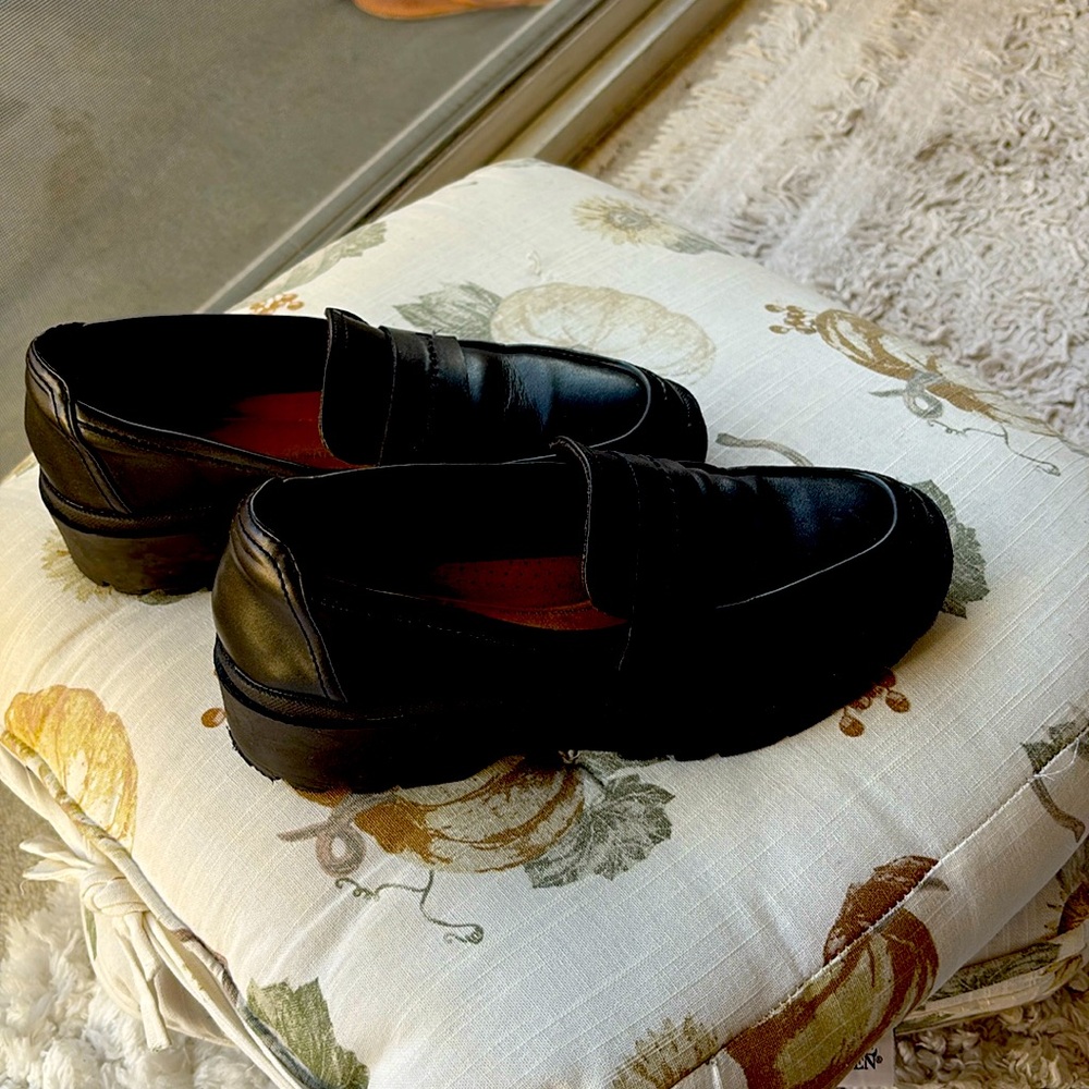 Clark’s black loafer size 7 good condition